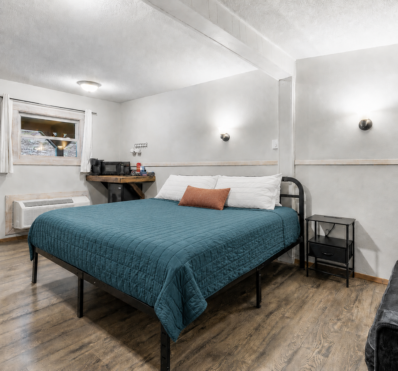 Room 18 at Ponderosa Pines Inn and Cabins